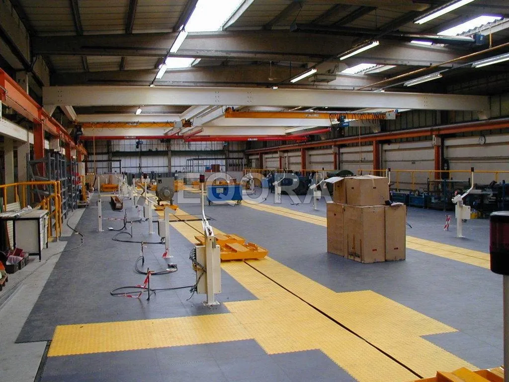 Резиновая покрытие из крошки для складов и логистических центров  в Югорске