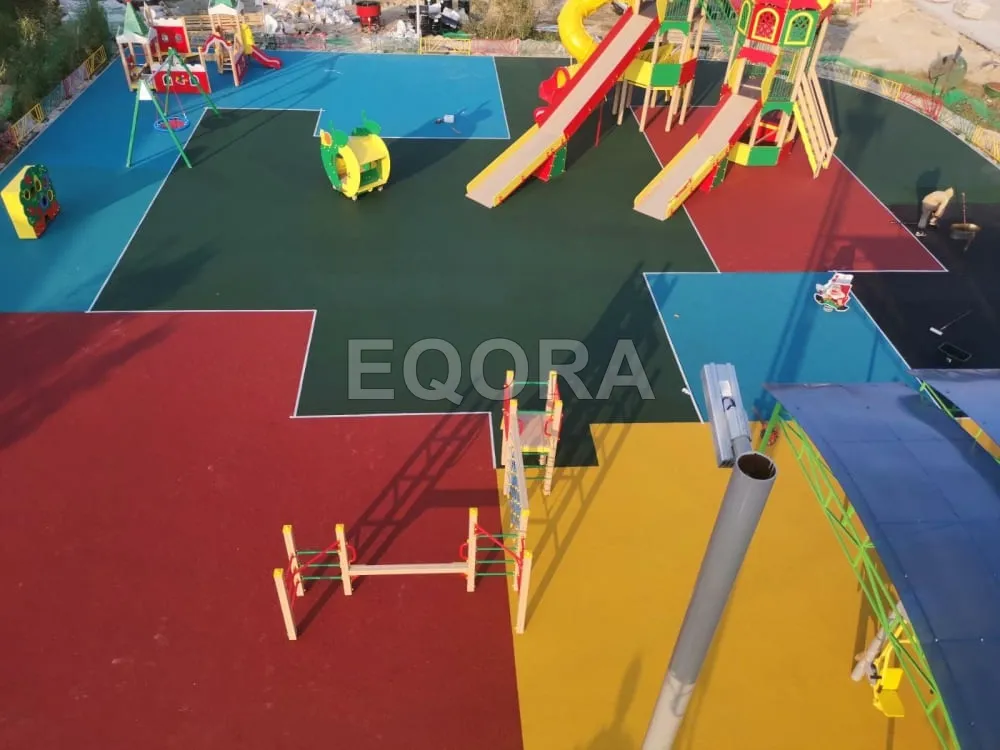 Бесшовное покрытие из резиновой крошки для детской площадки в Югорске
